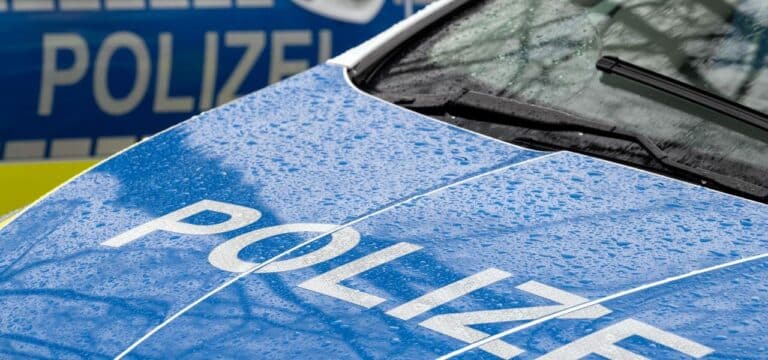 Mann hantiert mit Schreckschusswaffe vor Polizeirevier