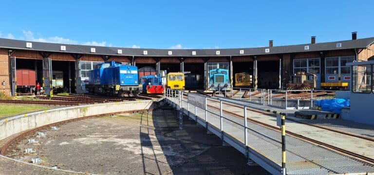 Lokschuppen geöffnet: Ausstellung historischer Eisenbahnfahrzeuge in Wismar