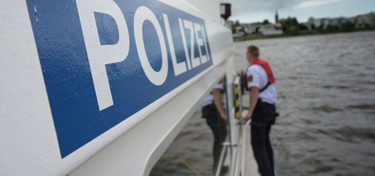 Fahrgastschiff bleibt auf Sandbank im Schweriner See stecken