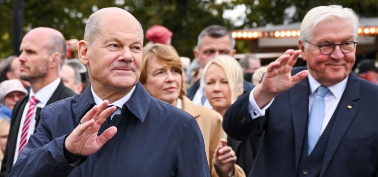Festakt in Schwerin: Scholz will bei Deutscher Einheit nichts „unter Teppich kehren“