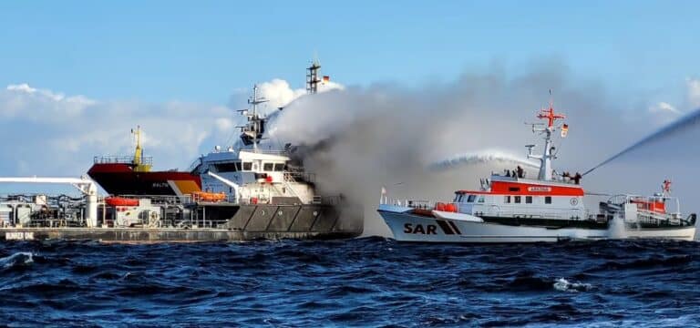 Rostock: Nach Brand auf Tankschiff beginnen Ermittlungen