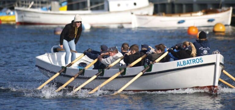 „An die Ruder“ – 20 Teams beim Warnemünder Kutterpullen
