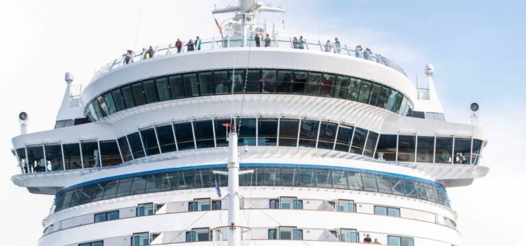 Letztes Kreuzfahrtschiff der Saison legt am Hafen Rostock an