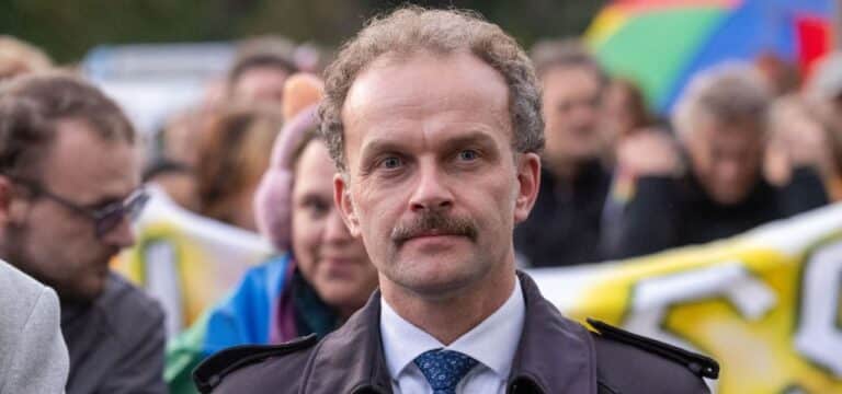Brand von Queer-Bar – Witt spricht von Gefahr für Demokratie