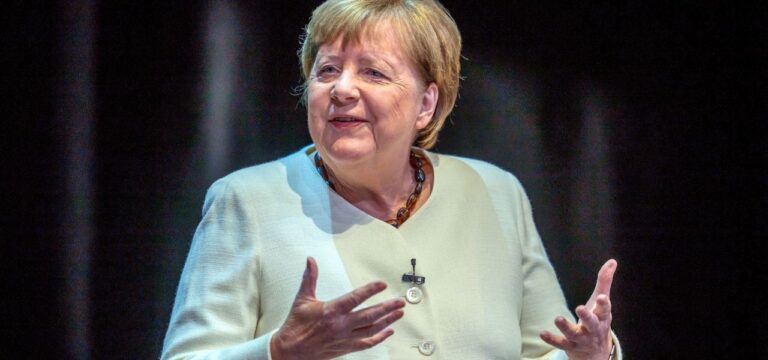 Ex-Kanzlerin Angela Merkel stellt Biografie in Stralsund vor