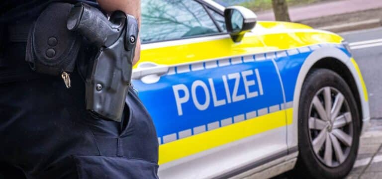Kinder melden Bewaffneten an Grundschule