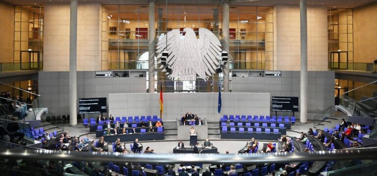 Bundestag beschließt Steuerentlastungen und Kindergeld-Plus
