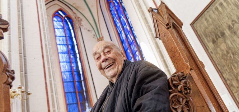 Uecker-Fenster im Schweriner Dom mit Gottesdienst eingeweiht