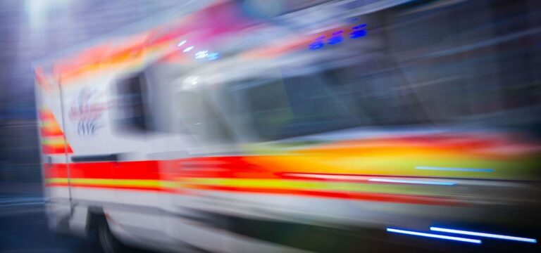 Rostock: Radfahrer wird von Auto erfasst und schwer verletzt