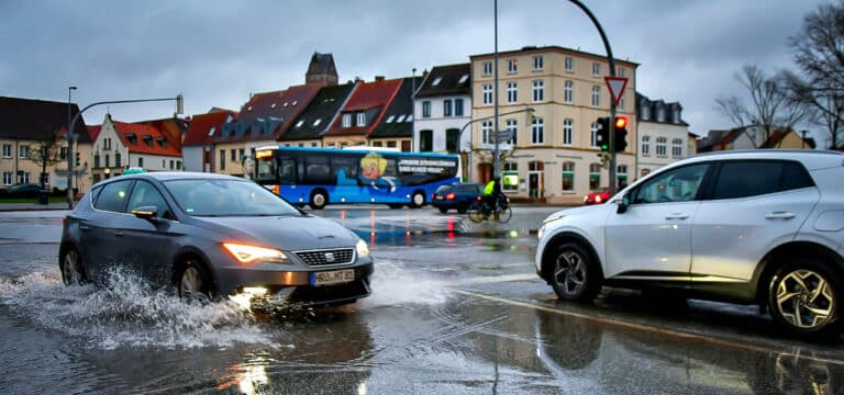 Galerie: Hochwasser am frühen Morgen am Alten Hafen