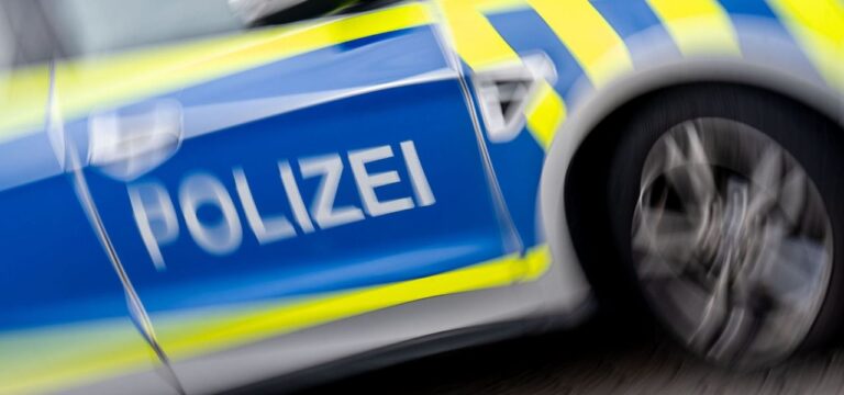 Motorradfahrer prallt gegen Autotür und wird schwer verletzt