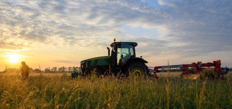 Unbekannte stehlen teure GPS-Technik aus Traktoren