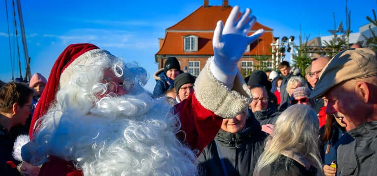 Galerie: Weihnachtsmann am Alten Hafen: Wismarer Weihnachtsmarkt eröffnet