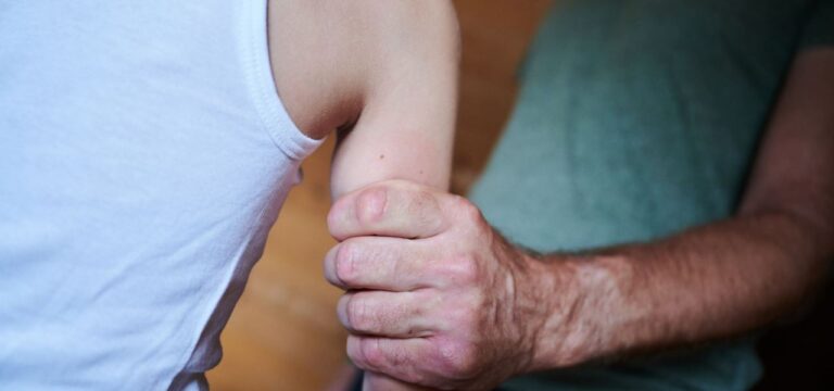 2024 mehr Hinweise von Kinderschutz-Hotline an Jugendämter