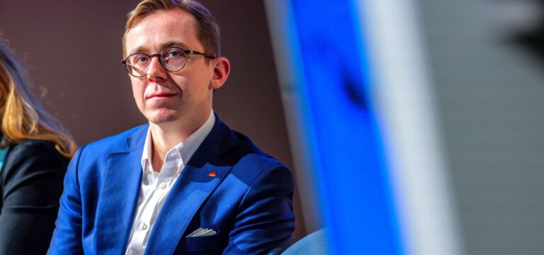 CDU-Politiker reagiert gelassen „Rechter Hund“ – Studenten schreien Amthor nieder