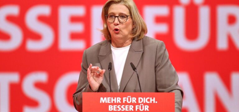 „Abschottung und Abschiebung“: Rot-Grün wehrt sich gegen Merz‘ Migrationswende