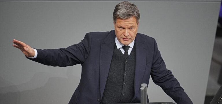 „Weg in den Abgrund“: Habeck spricht von Schicksalstag