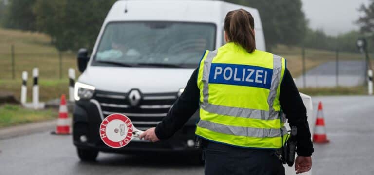 „Einfach rechtswidrig“: Juristen sehen Merz‘ Migrationspläne vor Gericht scheitern