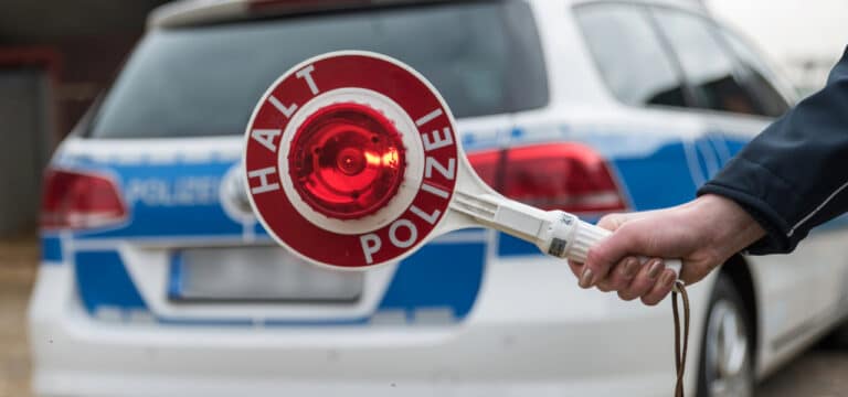 Mann ohne Führerschein flieht mit 200 km/h vor Polizei