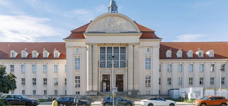 Frau mit Messer verletzt – Mordversuchs-Prozess begonnen