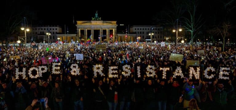 Massenproteste in Deutschland: Zehntausende demonstrieren gegen Trump, Merz und AfD