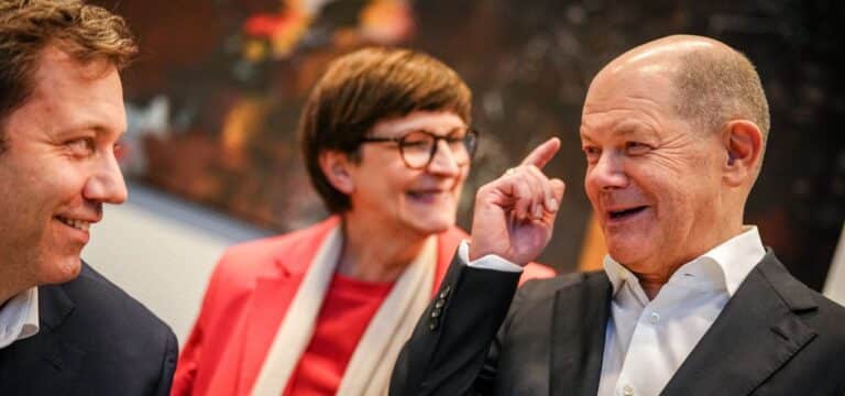Recherche zu Zeit nach Ampel-Aus: Klingbeil drängte, dass Scholz für Pistorius den Weg freimacht