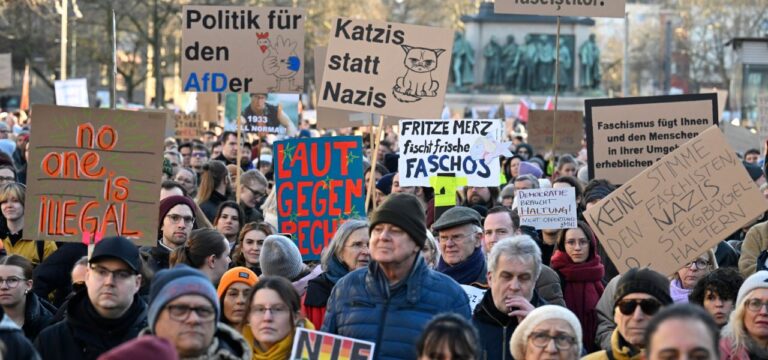 „Kein Merz ab März“: Zehntausende protestieren erneut gegen Kurs der CDU