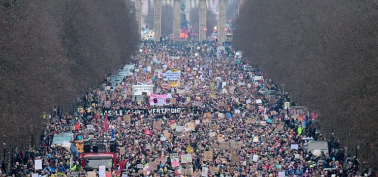 160.000 protestieren in Berlin gegen Kurs der Union