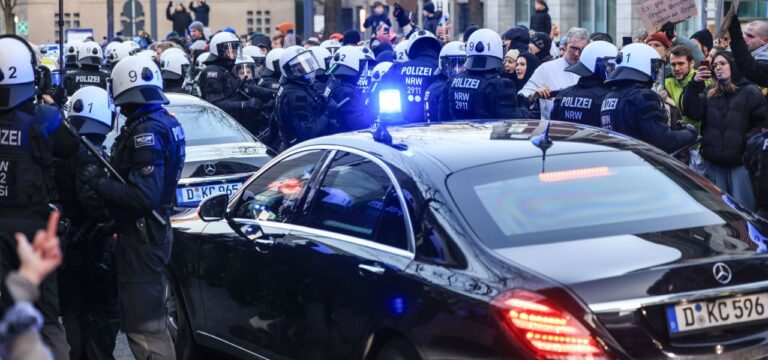 Hitzige Situation in Köln: Merz besucht Klinik – Demonstranten blockieren Ausfahrt