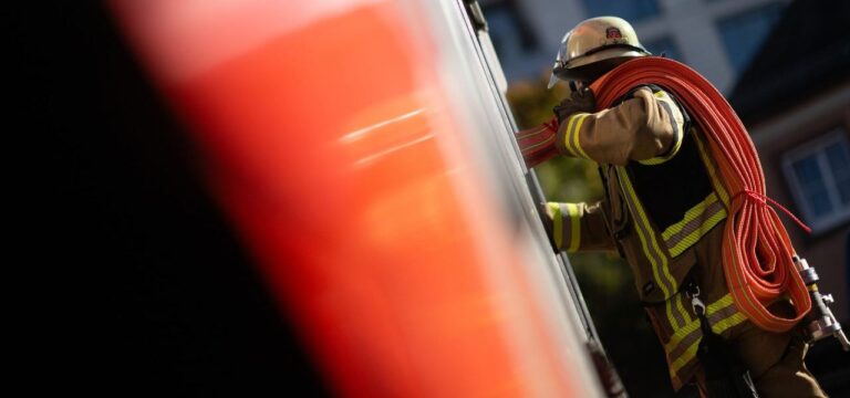 Rostock: Autobrand greift auf Haus über – hoher Schaden erwartet