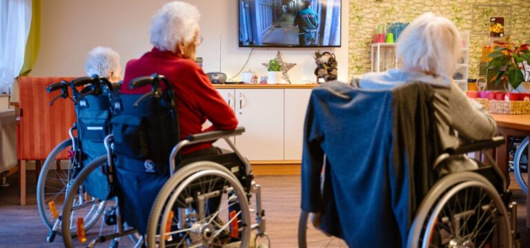 Einkommenslücke schließen: Wie man sich vor den stark steigenden Pflegekosten schützen kann