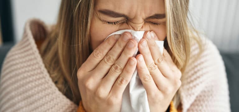DAK-Studie: Junge Berufstätige melden sich häufiger mit Erkältungssymptomen krank