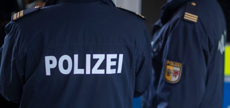 Durchsuchungen wegen Verdachts auf Urkundenfälschung bei Hundezucht in Warin