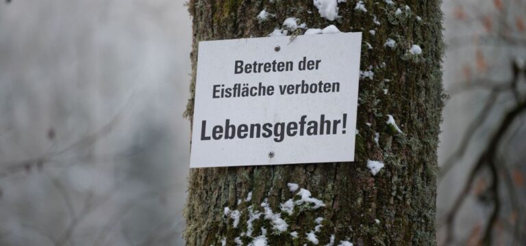 Angetrunkener Mann will unbedingt auf Schweriner Eisfläche