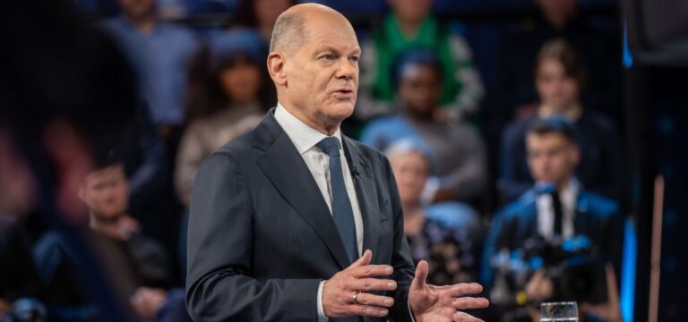 Scholz bescheinigt sich „Führungskraft, wie man sie höher nicht haben kann“