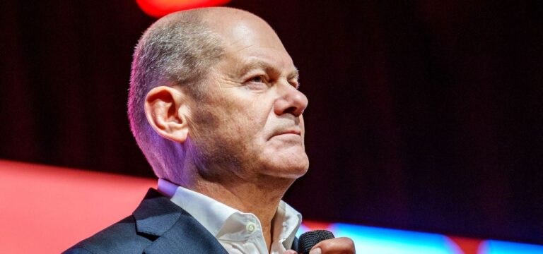 Schwerin: Scholz verteidigt Waffenlieferungen an die Ukraine