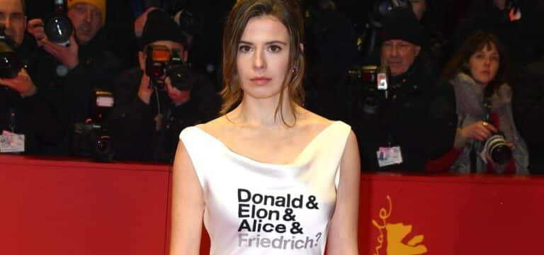 Auftakt zur Berlinale: Luisa Neubauer polemisiert mit Kleid gegen Merz