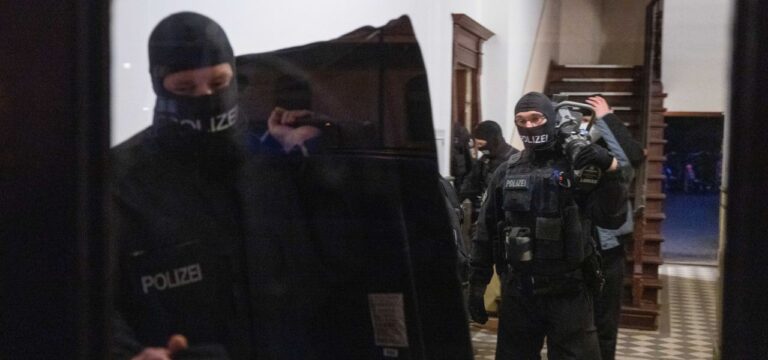 Polizei findet bei Fan-Razzia Kugelbomben und Handgranaten