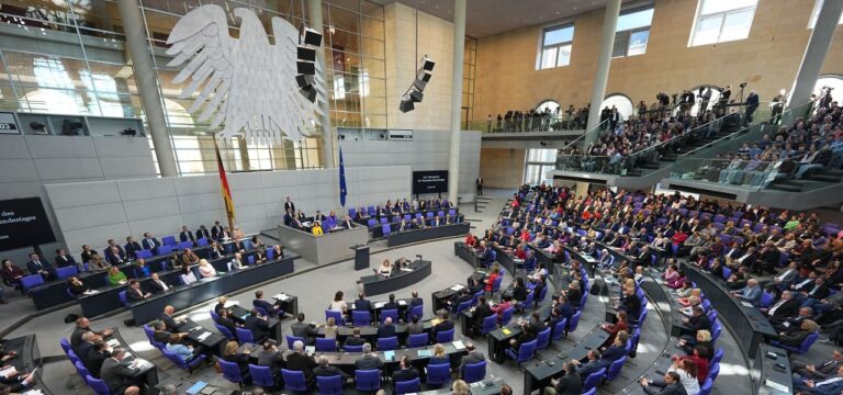 Historische Entscheidung: Bundestag billigt Grundgesetzänderung für Milliardenpakete