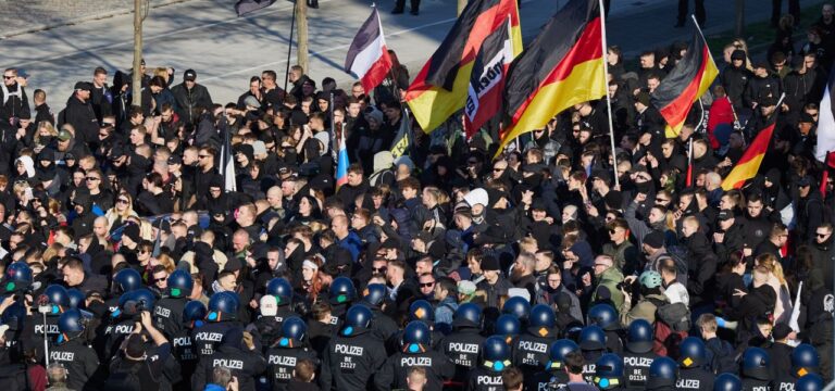 Siegrune am Hals und Hitlergruß: Polizei meldet zahlreiche Festnahmen bei Neonazi-Demo in Berlin