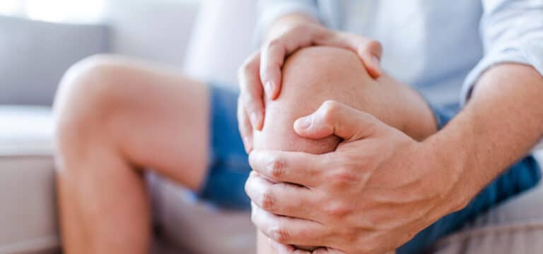 Schmerzhaft und nicht heilbar: Was kann man bei Arthrose selbst tun?