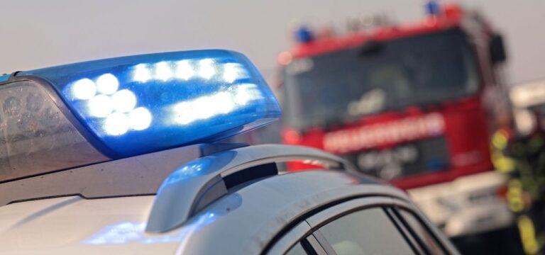 Blaulicht und Promille: Betrunkener parkt Feuerwehrauto um