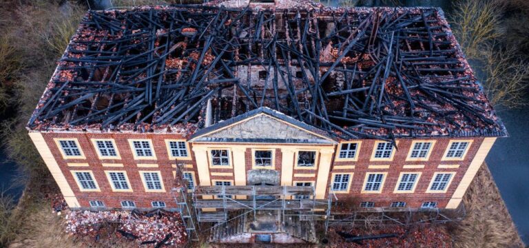 Schwierige Ermittlungen nach Brand von Schloss Johannstorf