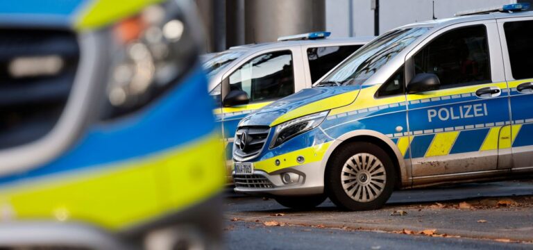 Wegen Angriffs auf Zug mit Fußballfans: Polizei macht Razzia