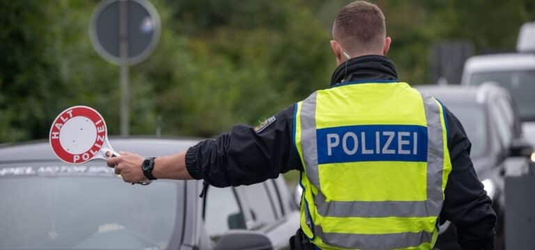 Riskante Fahrt auf der Autobahn 20: Polizei stoppt 21-jährigen Raser