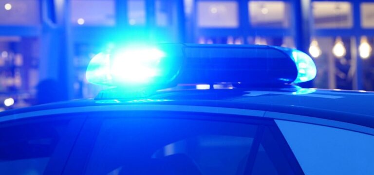 Mann bedroht Schülerin mit einer Schere in der S- Bahn