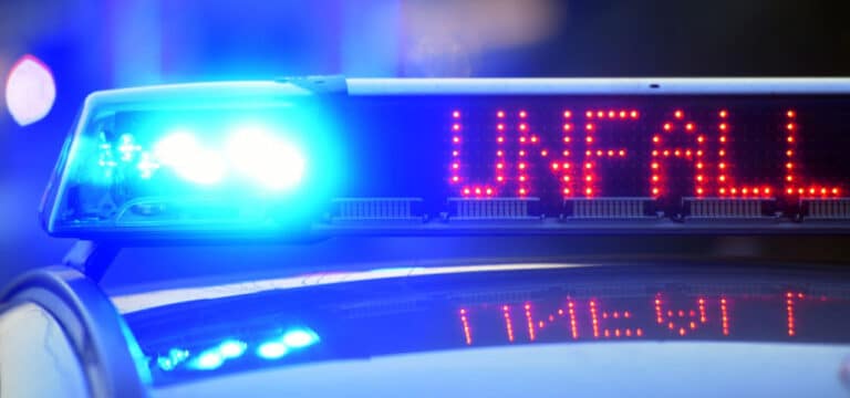 Rostock: Fußgängerin wird an Ampel von Auto erfasst und stirbt