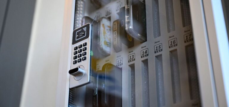 Neue Wege: Smartphones landen an Rostocker Schule im Tresor