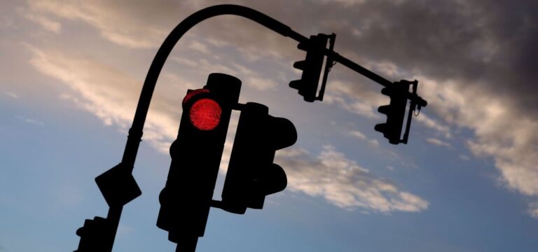 Rote Ampel missachtet – Auto erfasst zwei Passanten