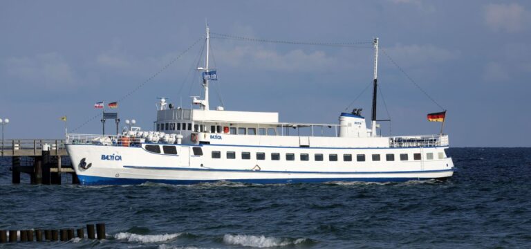 Großeinsatz in Kühlungsborn: Ausflugsdampfer „MS Baltica“ droht in der Ostsee zu sinken